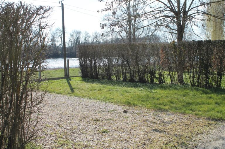 Emplacements de camping délimités par des haies, du camping l'Entre-Deux à proximité du parc naturel régional de la Brenne